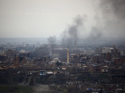 Beschadigde gebouwen tijdens aanvallen tussen Turkse troepen en Koerdische militanten in de wijk Sur in Diyarbakir, Turkije.