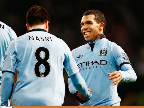 Tevez viert een doelpunt met Nasri.
