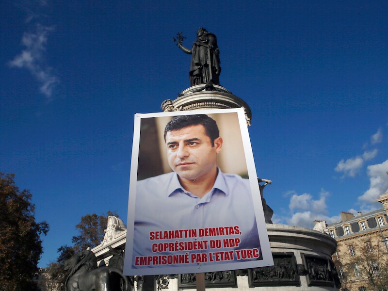 Koerdische demonstranten houden een portret op van HDP-leider Slahattin Demirtas in Parijs. Demirtas werd samen met co-voorzitter Figen Yüksekdag en zeven andere partijleden opgepakt.
