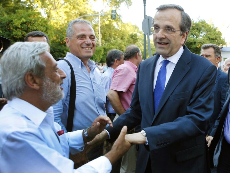 Premier Samaras, op weg naar de eedaflegging van zijn nieuwe regering.