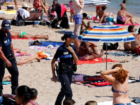 Politiepatrouille op het strand van Cannes.