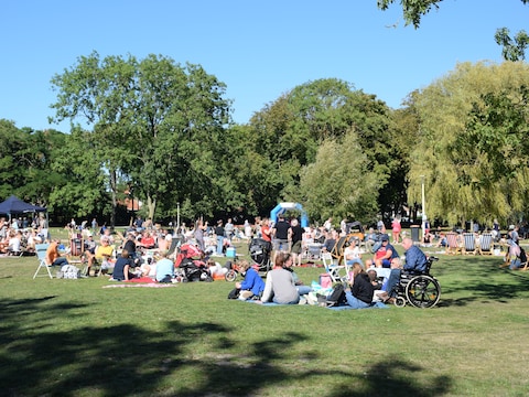 Een leuke, gemoedelijke sfeer tijdens picknick in het park