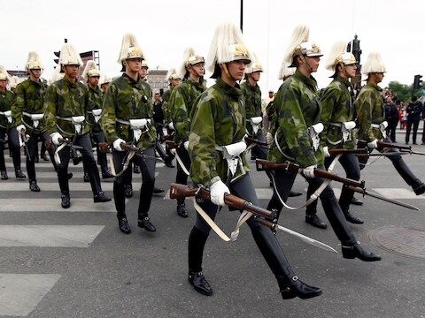 Zweedse militairen repeteren voor het defilé voor het huwelijk van kroonprinses Victoria, in 2010. Dat jaar schafte Zweden de dienstplicht af.