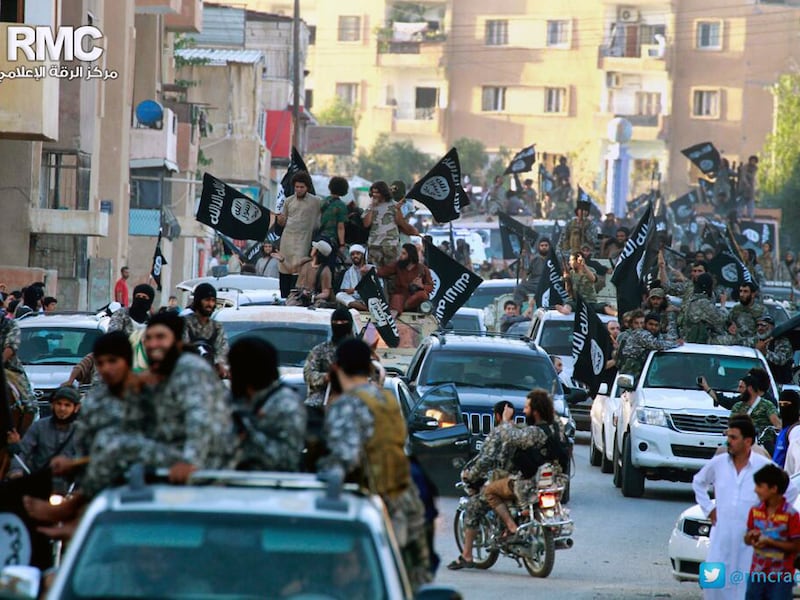 Strijders van Islamitische Staat bij de inname van Raqqa op 30 juni 2014.