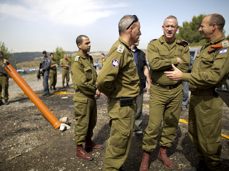 De Israëlische legerchef Benny Gantz (tweede van rechts) vorige maand tijdens een oefening van het Israëlische leger.