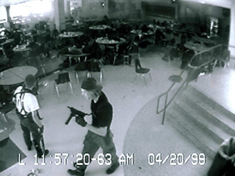 Dylan Klebold (rechts) die met zijn klasgenoot Eric Harris (links) twaalf studenten en een leraar doodschoot in de school van Columbine op 20 april 1999. Die schietpartij werd een inspiratiebron voor andere schutters.