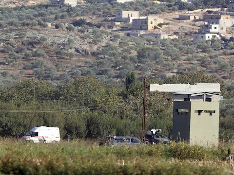 Een Turkse ambulance wacht op gewonde Syriërs bij het Syrische dorp Haram.