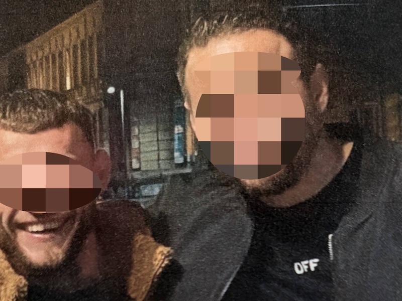 Bij het afscheid aan het Rooseveltplaats in Antwerpen maakte een lachende Igor H. (l.) nog een foto met één van zijn vermeende ontvoerders.