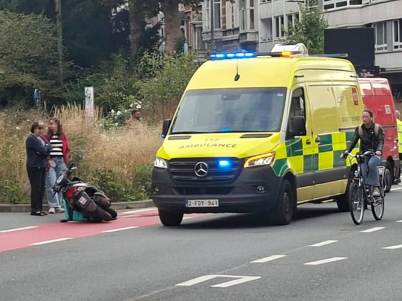 Aanrijding tussen brommer en auto op de Kortrijksesteenweg in Gent