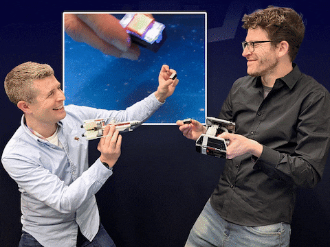 Maarten Simons van LEGO (rechts) en onze techjournalist Kenneth Dée testen de SMART Brick.