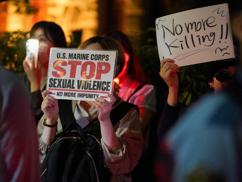 Mensen protesteren tegen de moord op een vrouw in Okinawa, die naar verluidt is gepleegd door een Amerikaanse marinier.