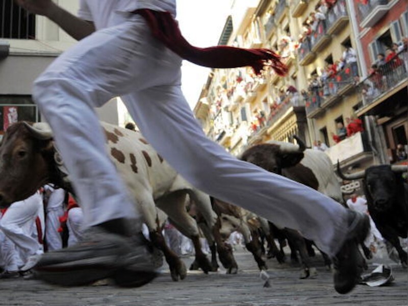 Stierenlopen, zoals hier in Pamplona, maken deel uit van een aantal Spaanse festivals.