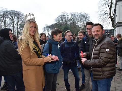 Miss Exclusive Lauralyn Vermeersch en ex-Rode Duivel Gunther Schepens zetten gisteren stippen op de handen van de leerlingen in het Sint-Jozef Instituut.