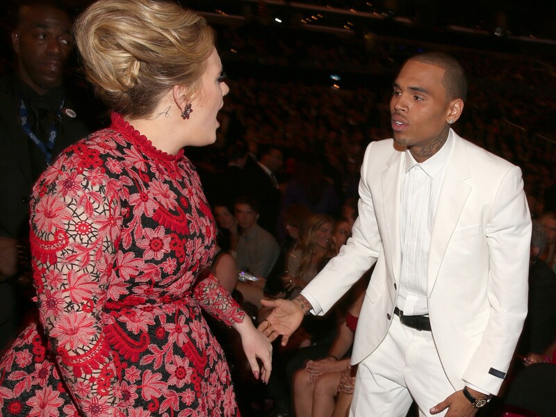 Zangeres Adele sneerde naar Chris Brown tijdens de Grammy Awards.