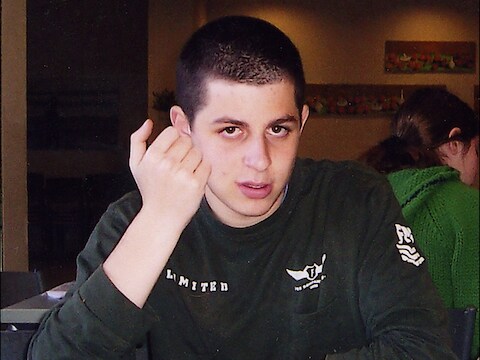 De Israëlische soldaat Gilad Shalit werd bijna 5,5 jaar geleden ontvoerd in de Gazastrook.