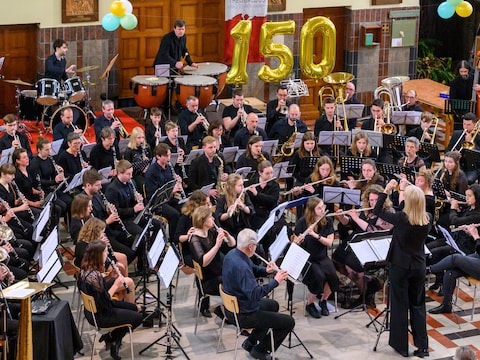 Concertband Theobaldus, met Leon Roossens, een van de twee winnaars van de Pepingse Cultuurprijs 2024.