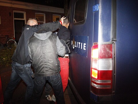 De politie van Haren pakt de relschoppers op.