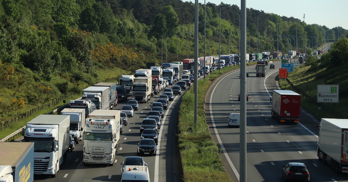 Half uur file op E17 richting Gent vanaf Zwijndrecht: rijstrook versperd ter hoogte van Parking Krui