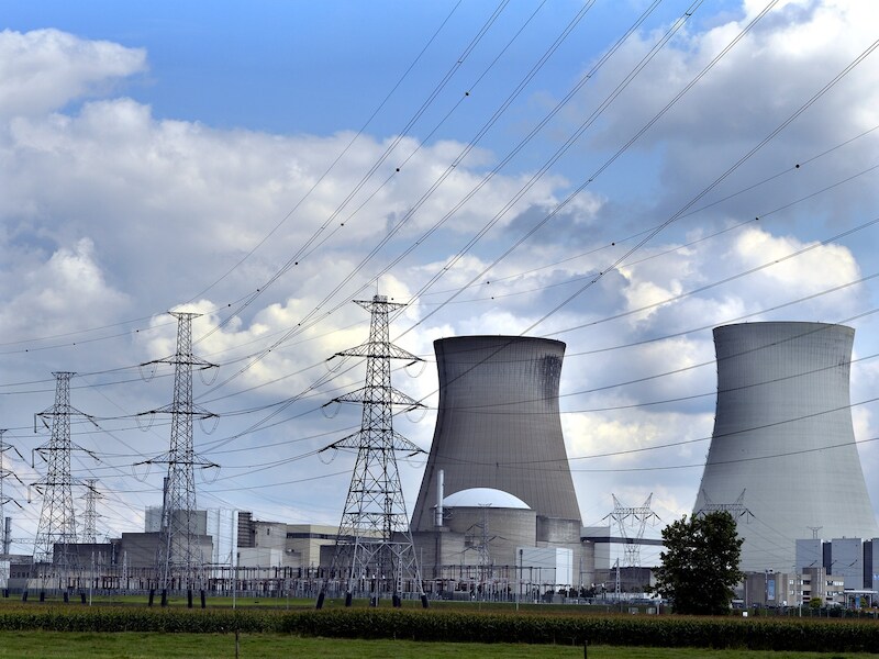 De kerncentrale van Doel (Beveren).