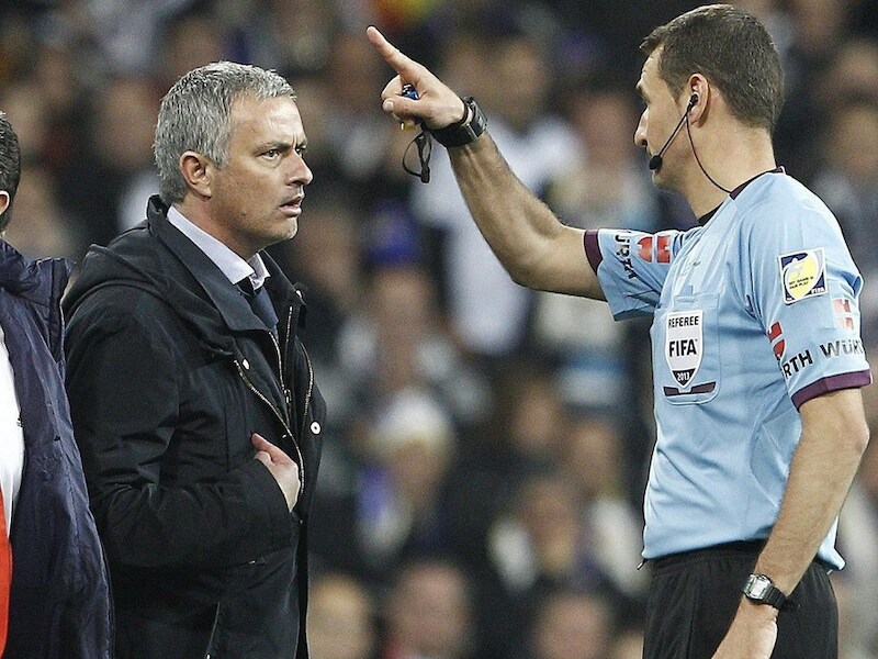 Mourinho speelt de vermoorde onschuld als hij naar de tribune wordt verwezen.