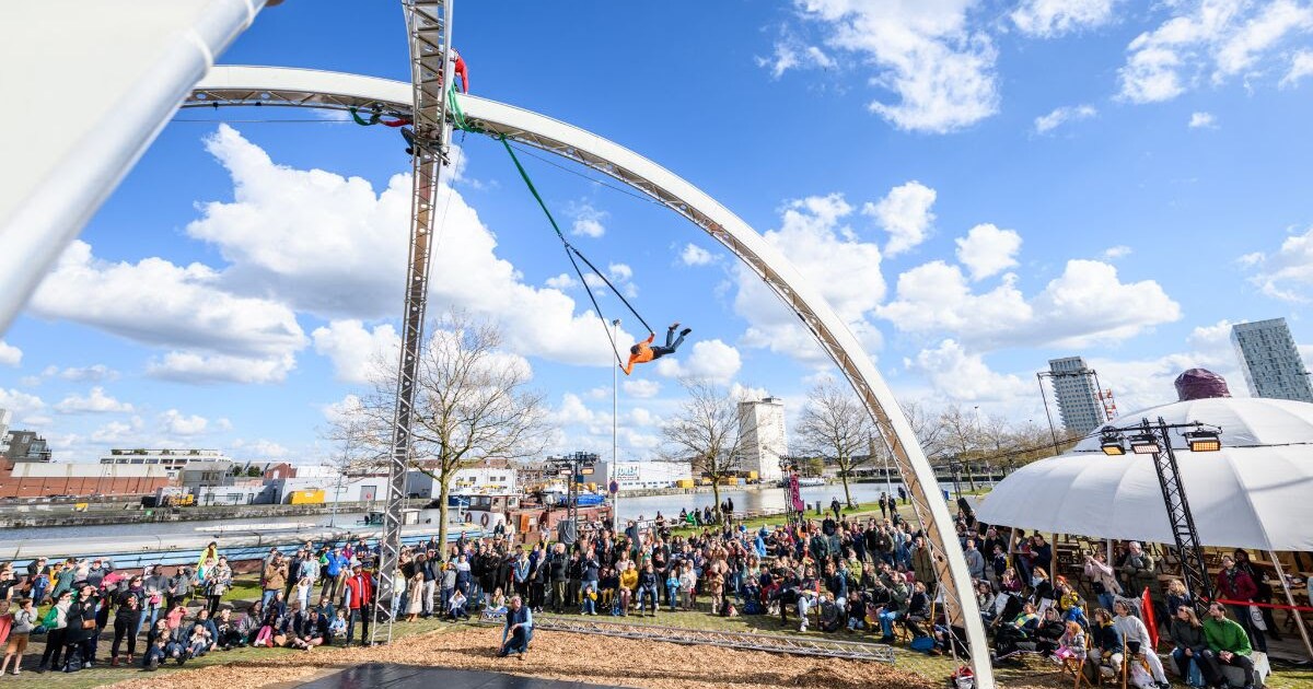 Zelf eens aan de trapeze hangen? Circusfestival MAD wil vooral jóu in ...