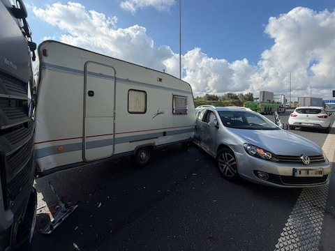 De wagen met caravan kwam uiteindelijk aan de rechterkant van de autosnelweg in schaar tot stilstand.