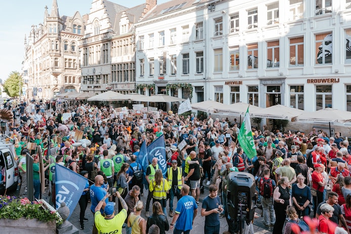 Zo’n duizend mensen protesteerden woensdag tegen de besparingen in Gent.