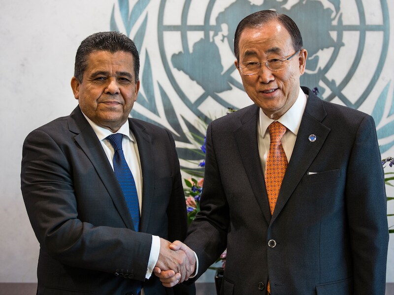 Mohamed Dayri, de Libische minister van Buitenlandse Zaken en Ban Ki-Moon, secretaris-generaal van de VN.