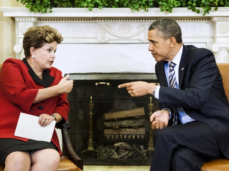 Dilma Rousseff (L) op de sofa bij Barack Obama (R) bij een vorige ontmoeting.