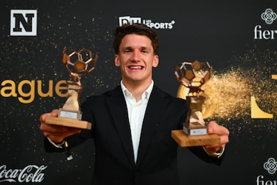 “Hans probeert me te overtuigen om te blijven”: Christos Tzolis, verkozen tot Pro League Player of the Season, spreekt over toekomst bij Club Brugge
