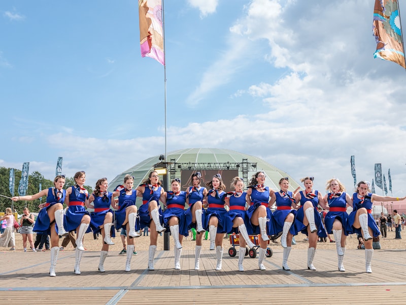 IN BEELD. Rode lippen, witte botjes en glimmende batons: Mechels majorettenkorps paradeert op Pukkelpop