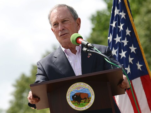 De miljardair en voormalige burgemeester van New York Michael Bloomberg laat weten dat hij erover denkt zich presidentskandidaat te stellen.