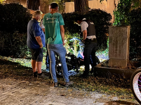 Aan het stadspark in Roeselare vatte na de Parkiesconcerten een bromfiets vuur