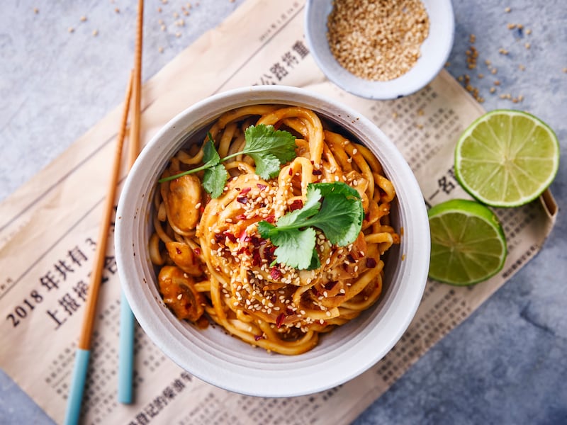 Smullen van Chinees streetfood doe je dankzij deze pittige pindanoedels