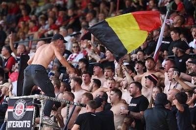 Spandoeken over voorzitter Textor als twistpunt: RWDM Brussels en eigen fans lijnrecht tegenover elkaar