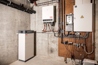 Thuisbatterij tot 40 procent goedkoper, maar is ze ook rendabel? Wij rekenen het uit. “Voor sommige gezinnen al na 4 jaar terugverdiend”