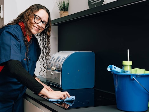 Adriana is na jaren van werkloosheid weer aan het werk.