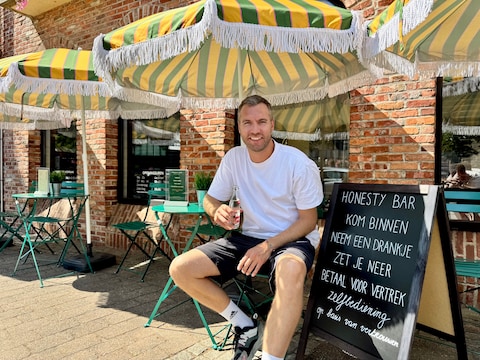 Tom Van de Walle in zijn honesty bar aan zijn kapsalon op het dorpspleintje van Zoersel