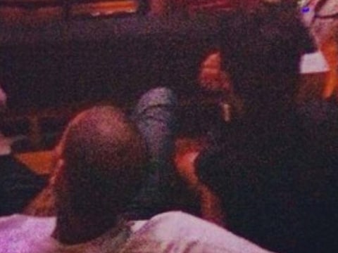 Chris Brown had zijn arm om de stoel van Rihanna.
