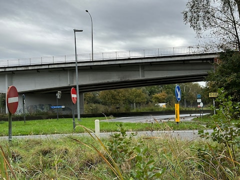 Drie voertuigen waren betrokken bij een kettingbotsing op de R4 ter hoogte van de Watersportbaan. (illustratiebeeld)
