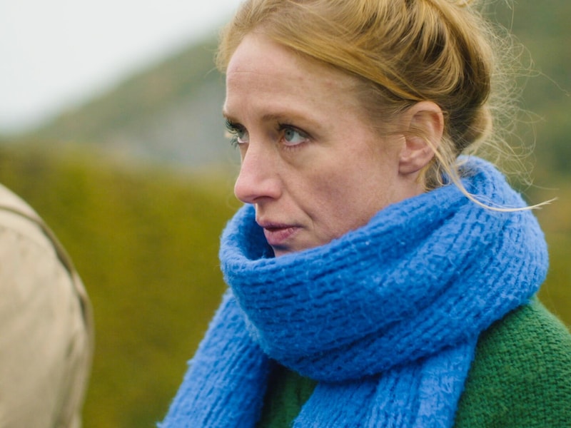 Stephanie in paniek in 'De Verraders'. 
