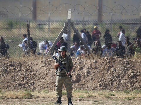Archiefbeeld van een Turkse soldaat aan de Syrische grens.