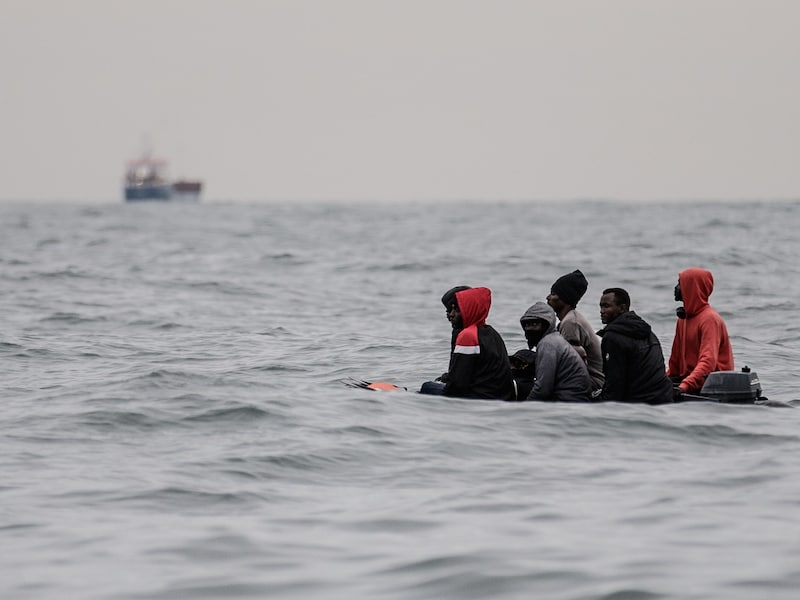 Archiefbeeld augustus 2020: migranten varen met een gammel bootje tussen Sangatte en Cap Blanc-Nez in Frankrijk. Ze hopen om zo Groot-Brittannië te bereiken. 