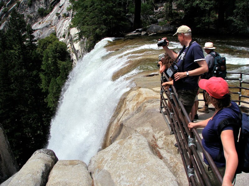 Toeristen bij Vernal Falls, de plaats waar de tragedie plaats vond.