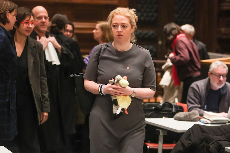 Stefanie Brems enkele dagen geleden: ook toen had ze knuffels van haar kinderen mee. 