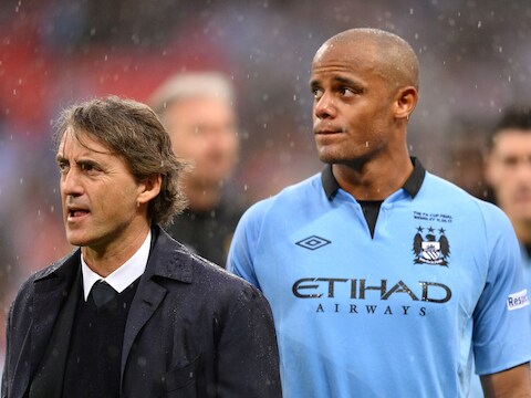 Mancini en Kompany druipen ontgoocheld af na de verloren Cup Final tegen Wigan.