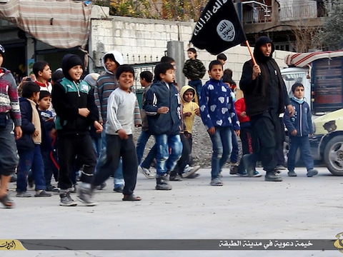 Kinderen bij een IS-straatprediker in Raqqa. Foto uit januari 2015.