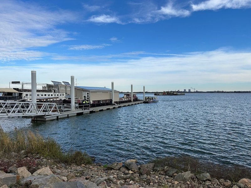 Op de Maasplas in het Limburgse Kinrooi is zondagavond een bootje gezonken, waarbij drie mensen in het water terechtkwamen.