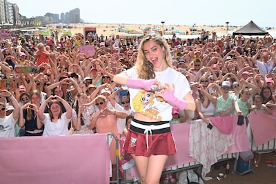 IN BEELD. Camille laat harten van duizenden fans sneller slaan dankzij  haar akoestisch concert in Oostende