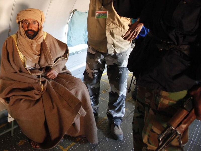 De gevangengenomen Saif al-Islam Kadhafi gefotografeerd in een vliegtuig nabij de stad Zintan. Hij deelde aan journalisten van het persagentschap Reuters mee in goede gezondheid te verkeren.